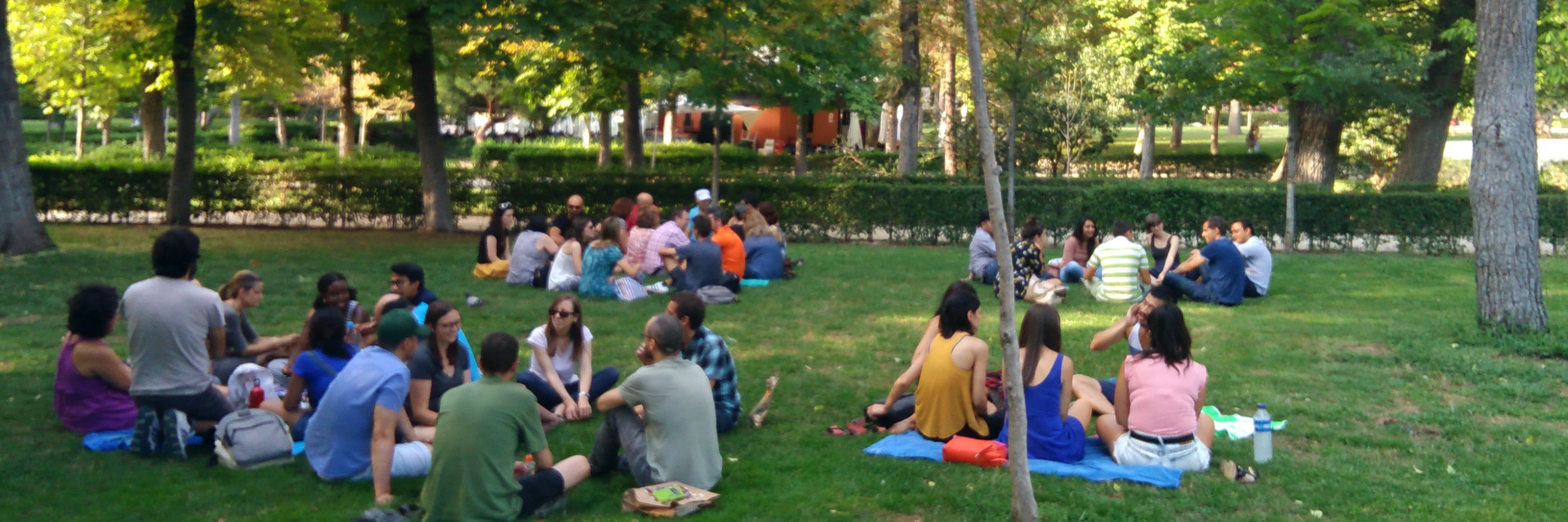 Photo d'échanges linguistiques dans le parc du Retiro à Madrid